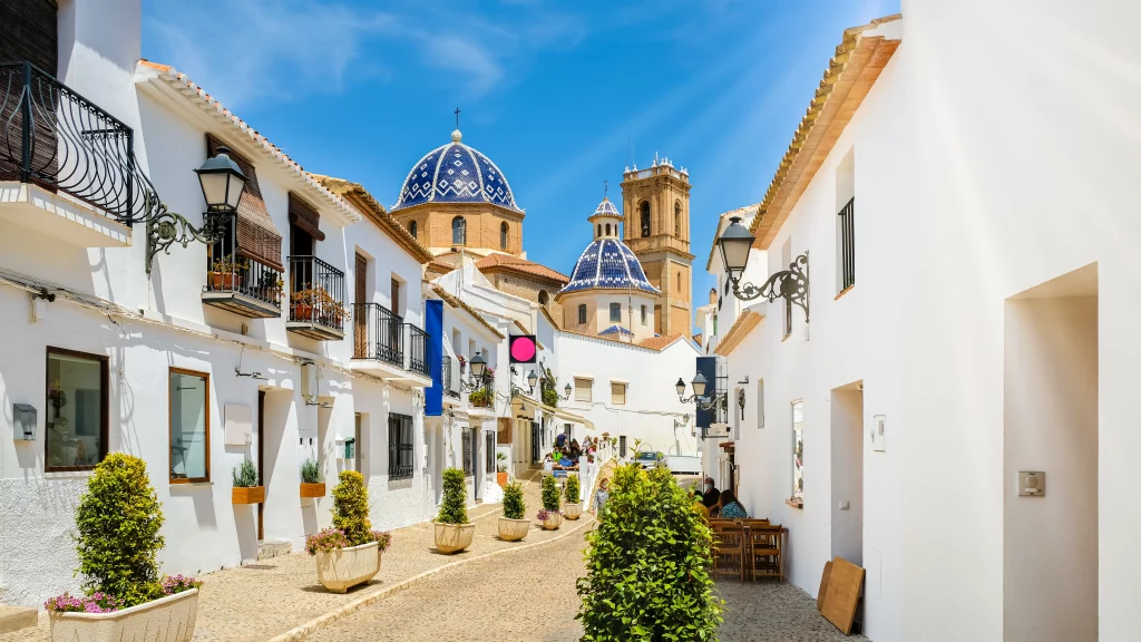 Guided walking tour in Altea’s historic whitewashed streets
