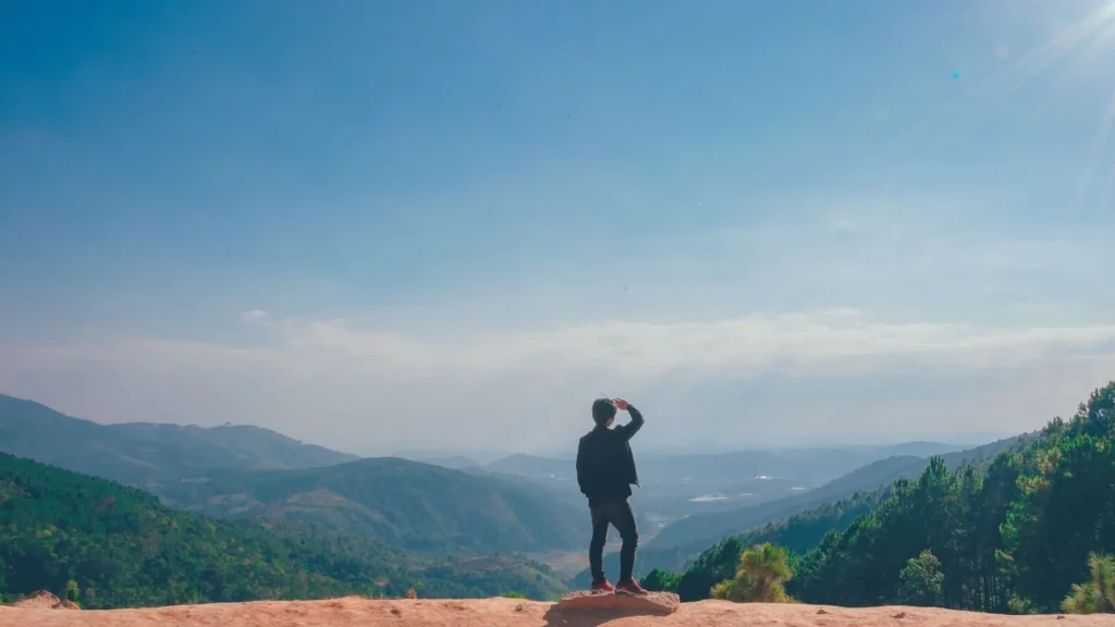 Man-looking-at-the-mountain-on-a-hike-with-Toro-Tour-in-Guadalest
