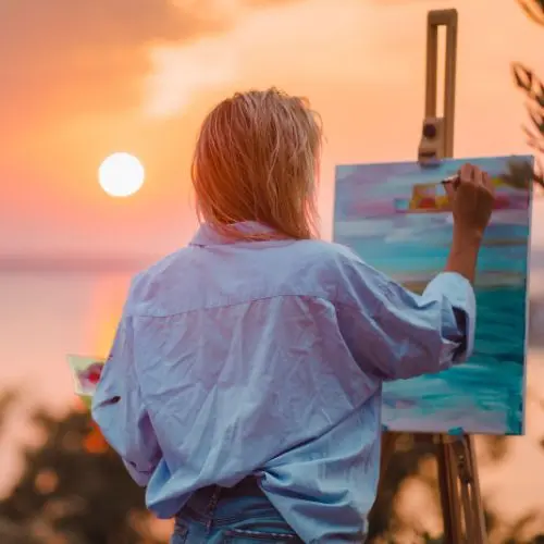 Local artist painting the Mediterranean sunset in Altea, reflecting the town’s creative spirit
